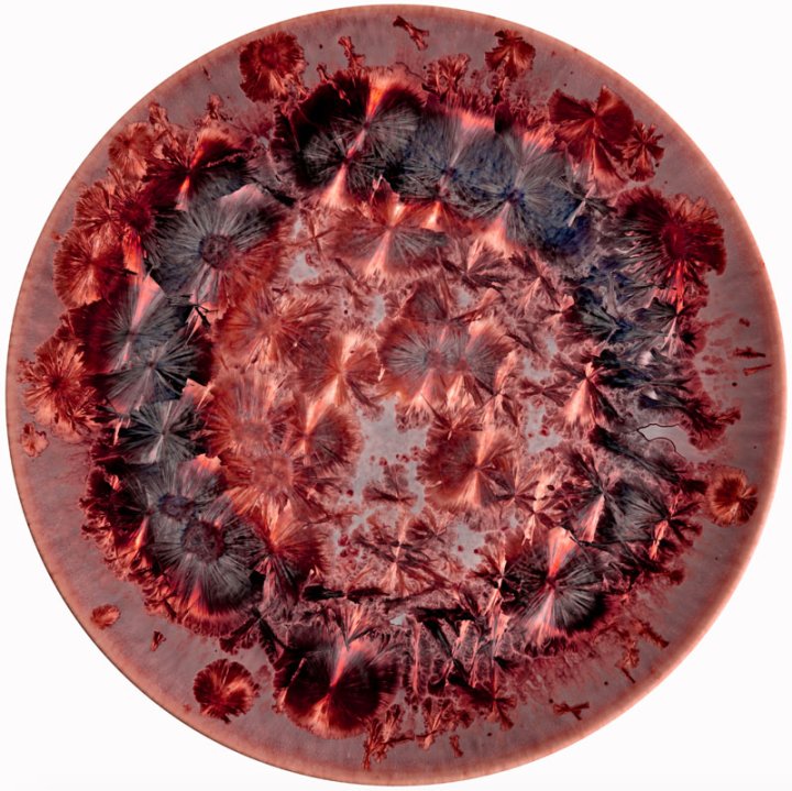 Der faszinierende Teller in farbintensiven Rottönen aus der Kristallglasur-Kollektion von Keramikerin Sibylle Meier.