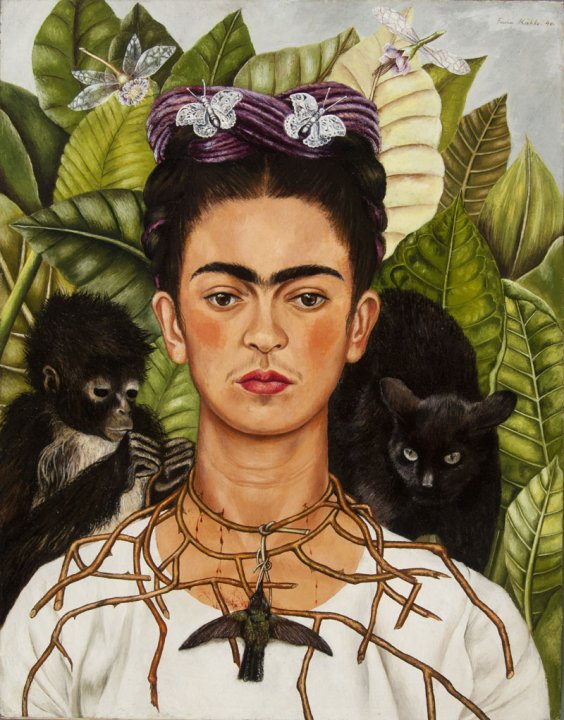 Selbstportrait von Frida Kahlo mit Dornkette und Affe und Katze im Hintergrund.