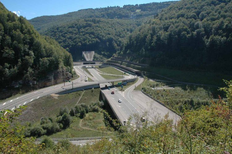 Aufsicht auf die Autobahn Transjurane mit Tunneleinfahrt des Architektenduos Flora Ruchat-Roncati und Renato Salvi.