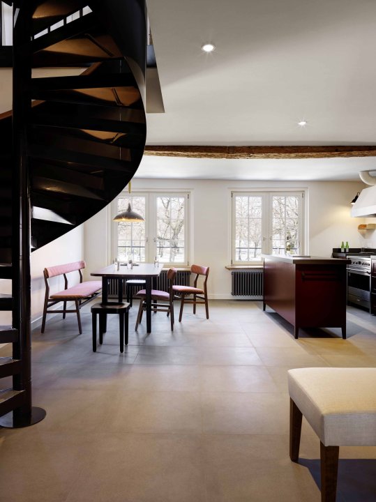 Das neue, weitläufige Penthouse Maisonette Apartement gehört zum Zürcher Widder-Hotel.