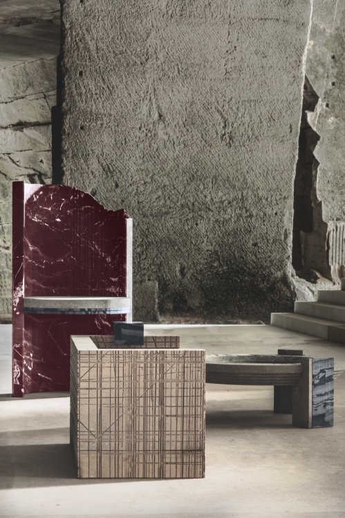 Zwei Tischskulpturen und ein Sessel aus ausrangierten Marmor- und Steinplatten aus der Serie «The Memory of Stones» von Aline Asmar d’Amman.