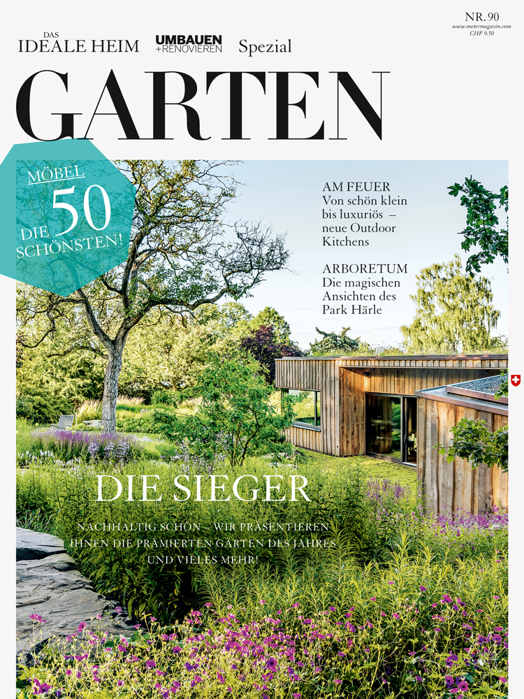 Titelbild der diesjährigen Jahrespublikation GARTEN mit einem üppig grünen Garten, im rechten Bildteil ist ein modernes Holzhaus zu sehen.