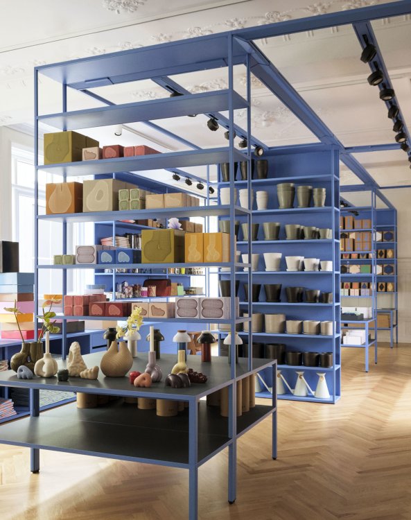 Royalblaue Regale stehen im Concept Store von HAY und sind mit diversen Produkten und Wohnaccessoires von HAY gefüllt.