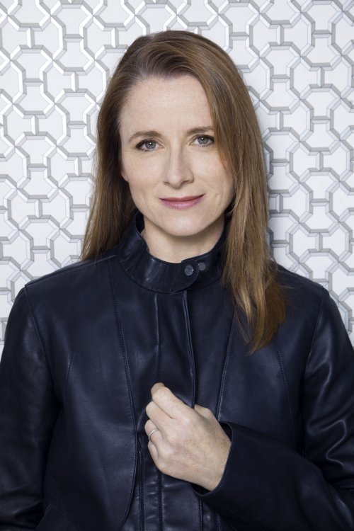 Portrait der Kreativdirektorin für Textilien bei Hermès, Florence Lafarge, in einer dunkelblauen Jacke.
