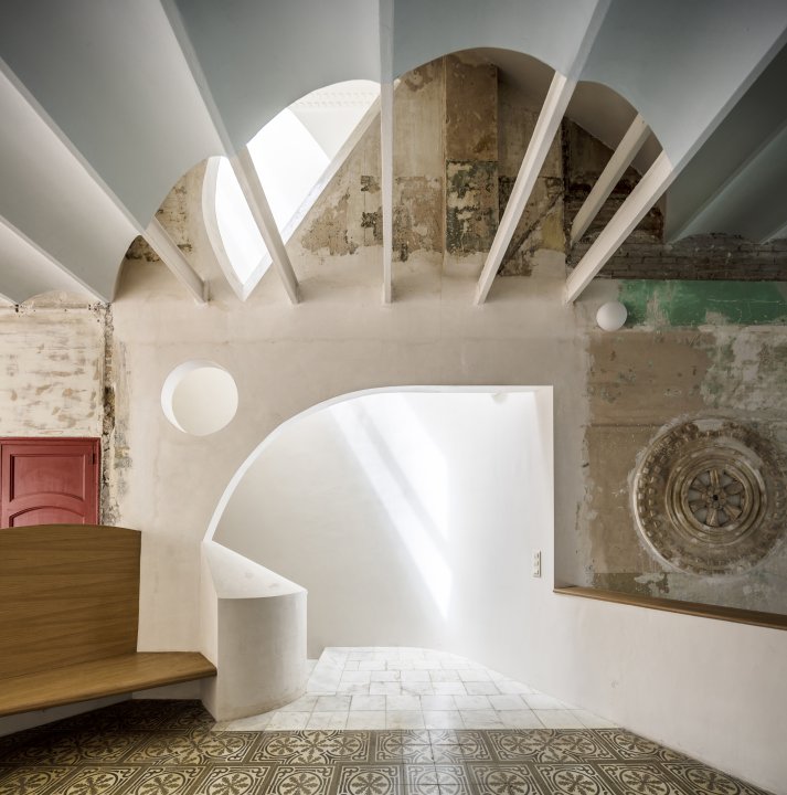 Im Foyer der berühmten Sala Beckett in Barcelona treffen unterschiedliche Materialien, Formen und Kontraste aufeinander.