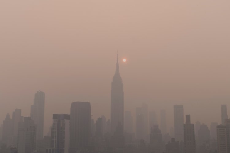 Aufnahme der Skyline New Yorks eingehüllt in dichtem Rauchnebel.