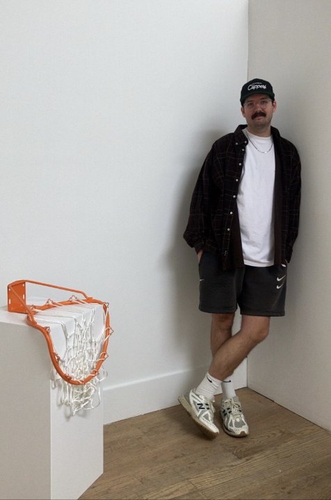 Der Künstler Douglas McCurdy steht neben einem seiner Basketballkorb-Werke während seiner Solo-Show in Brooklyn, NY.