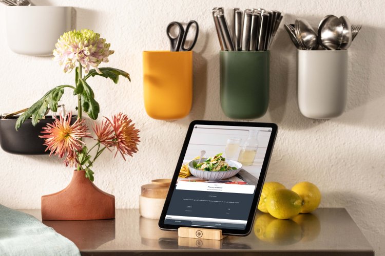 Ein aufgestelltes iPad auf einer Küchentheke zeigt ein Rezeptvorschlag aus der Koch-App V-Kitchen von V-Zug.