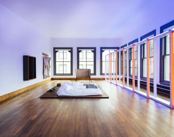 Schlafzimmer von Donald Judd an der 101 Spring Street in New York mit einer LED-Kunstinstallation von Dan Flavin.