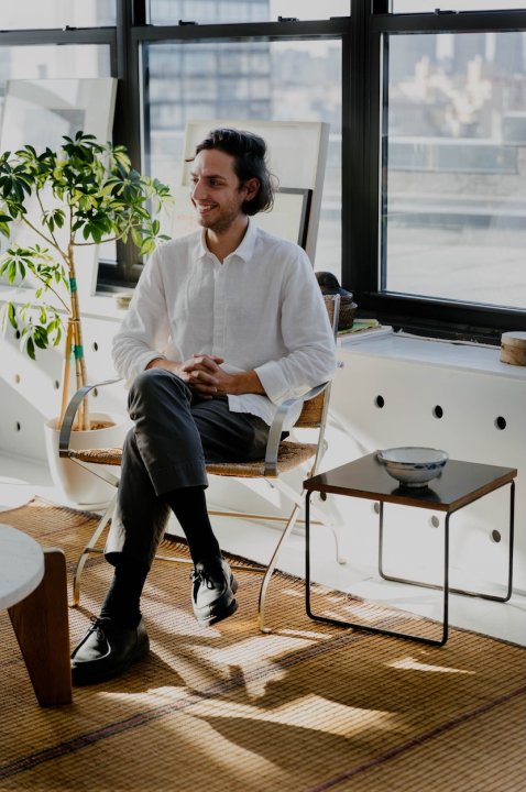 Der Designer Ben Kicic sitzt auf einem Stuhl in seinem Atelier in Brooklyn, New York.