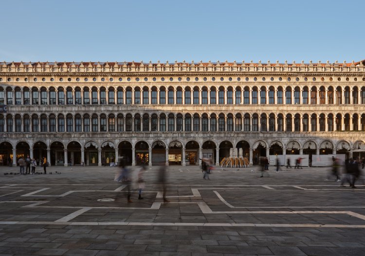 Aussenansicht des neuen SMAC San Marco Art Centre am San Marco Platz in Venedig bei Sonnenuntergang.