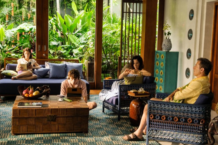 Eine Szene aus The White Lotus Staffel 3 zeigt die Ratliff-Familie in ihrer Resort-Villa.