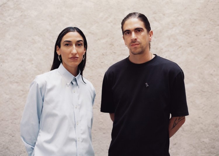 Ein Porträt des mexikanischen Architekturstudios Lanza Atelier, Isabel Abascal link in heller Bluse und Alessandro Arienzo, rechts in schwarzem Tshirt.