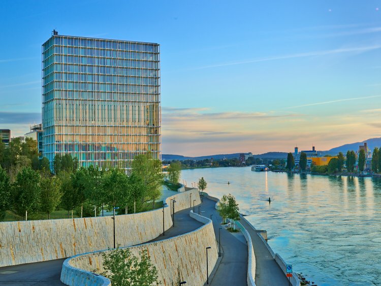 Weitläufiges, am Rhein gelegenes Firmengelände des Novartis Campus Basel mit mehreren markanten Einzelbauten unterschiedlicher Architektursprachen.