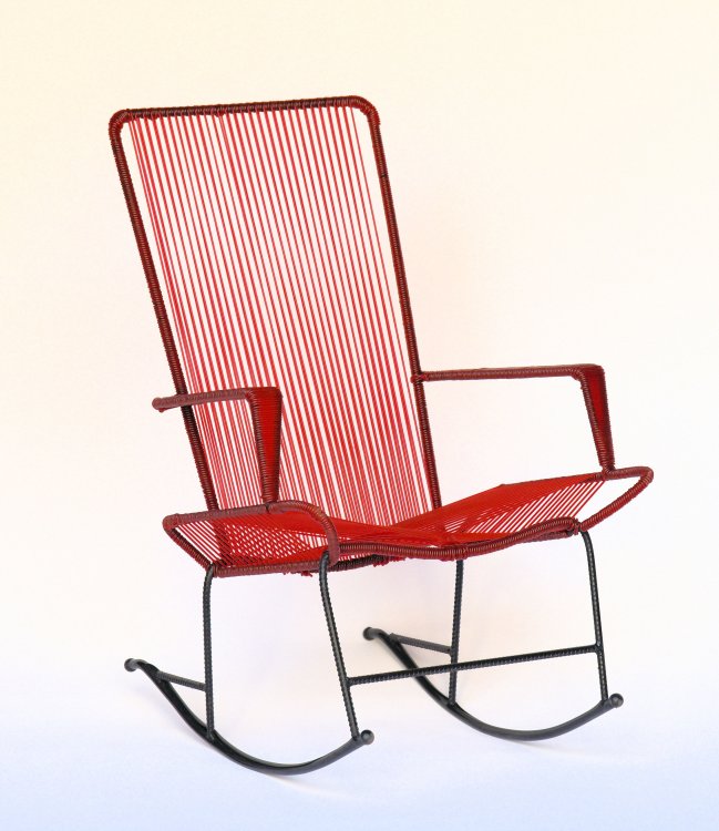 Ein Schaukelstuhl mit bestehend aus roten, gespannten Schnüren.