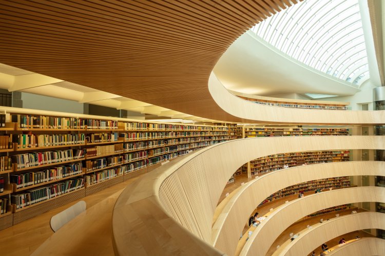 Innenraum der Universitätsbibliothek der Rechtswissenschaften Zürich von Architekt Santiago Calatrava