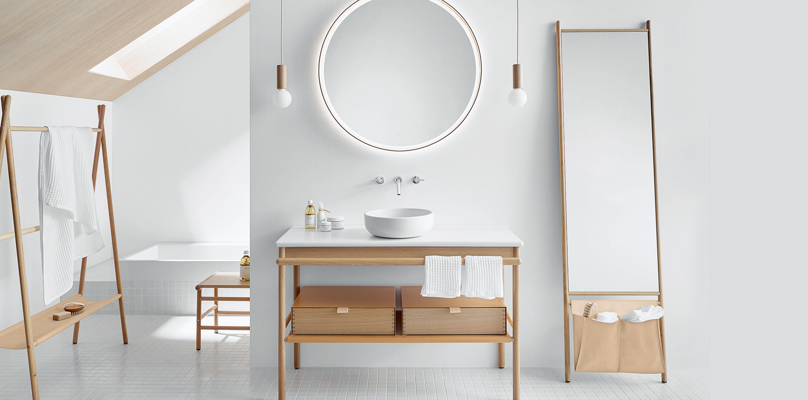 Handtuchleiter, Waschtisch und Spiegel aus Holz in hellem Bad mit Dachschräge