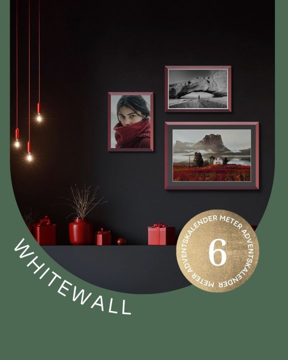 schwarze Wand, dekoriert mit Bildern und Geschenken