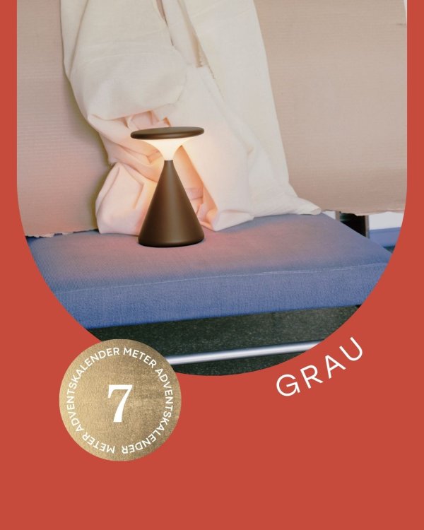 mobile schwarze Leuchte mit Decke auf elegantem Sessel