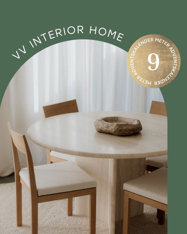 runder Travertintisch mit Stühlen