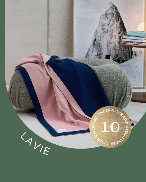 zweifarbige Decke auf grauem Ottoman