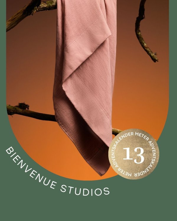 rosa Handtuch und Äste mit orangem Farbverlauf im Hintergrund