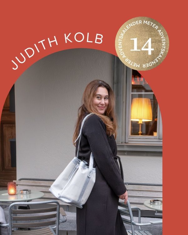 Frau mit silberner Tasche vor Bar