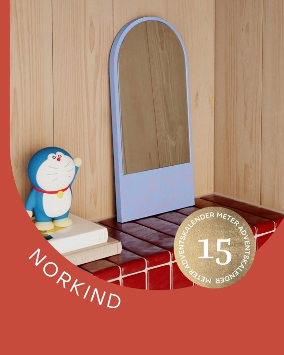 Spiegel und Bücherstapel auf Wandvorsprung