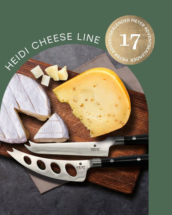 Zwei Käsemesser und ein Schneidebrett vor grünem Hintergrund