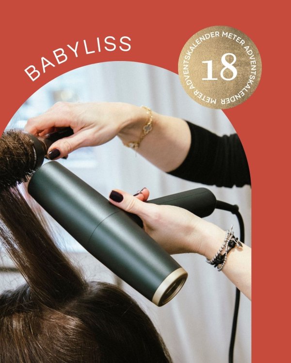 Braunhaarige Person wird mit Haartrockner gestylt