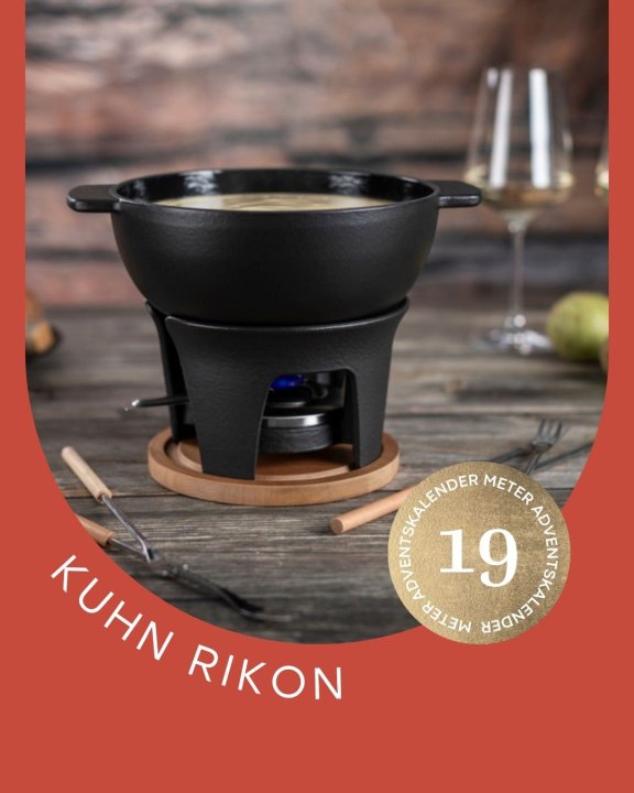 Fondue Caquelon auf rustikalem Holztisch