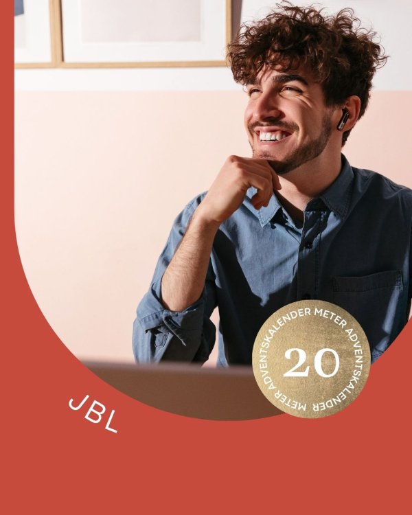 Mann mit Kopfhörer im Ohr