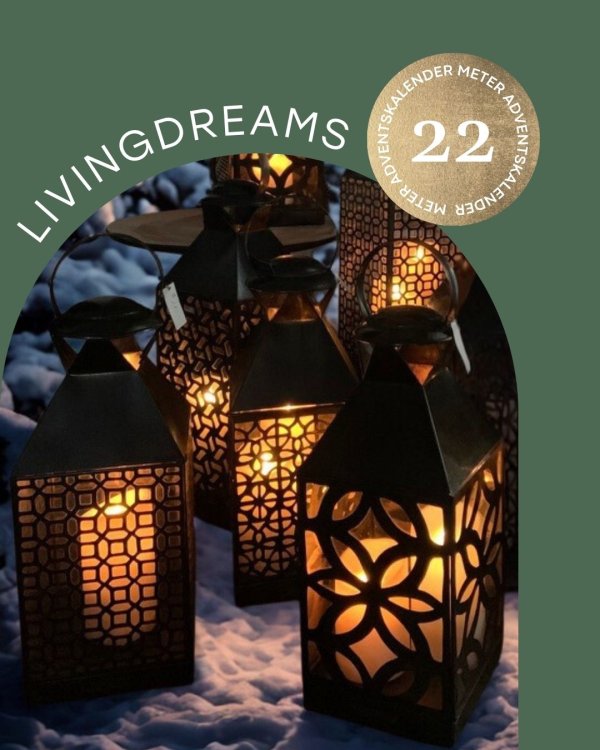 gemusterte Laternen leuchten im Schnee