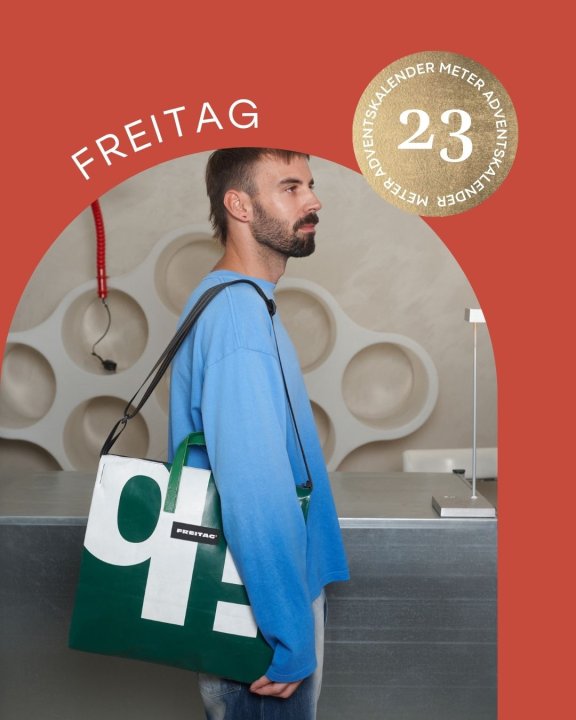 Mann mit grün-weisser Umhängetasche