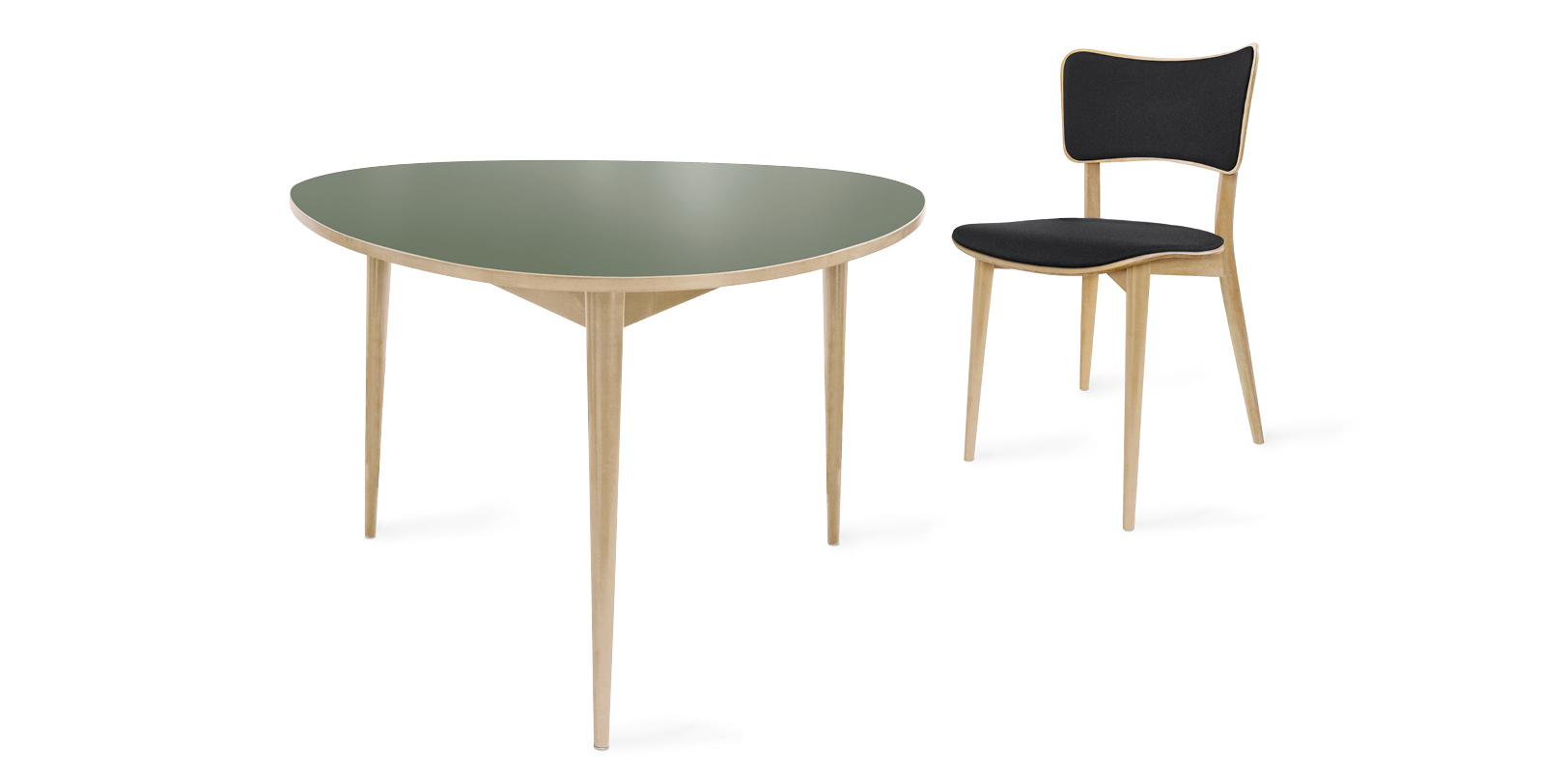Dreirund-Tisch und Kreuzzargen-Stuhl von Max Bill vor weissem Hintergrund