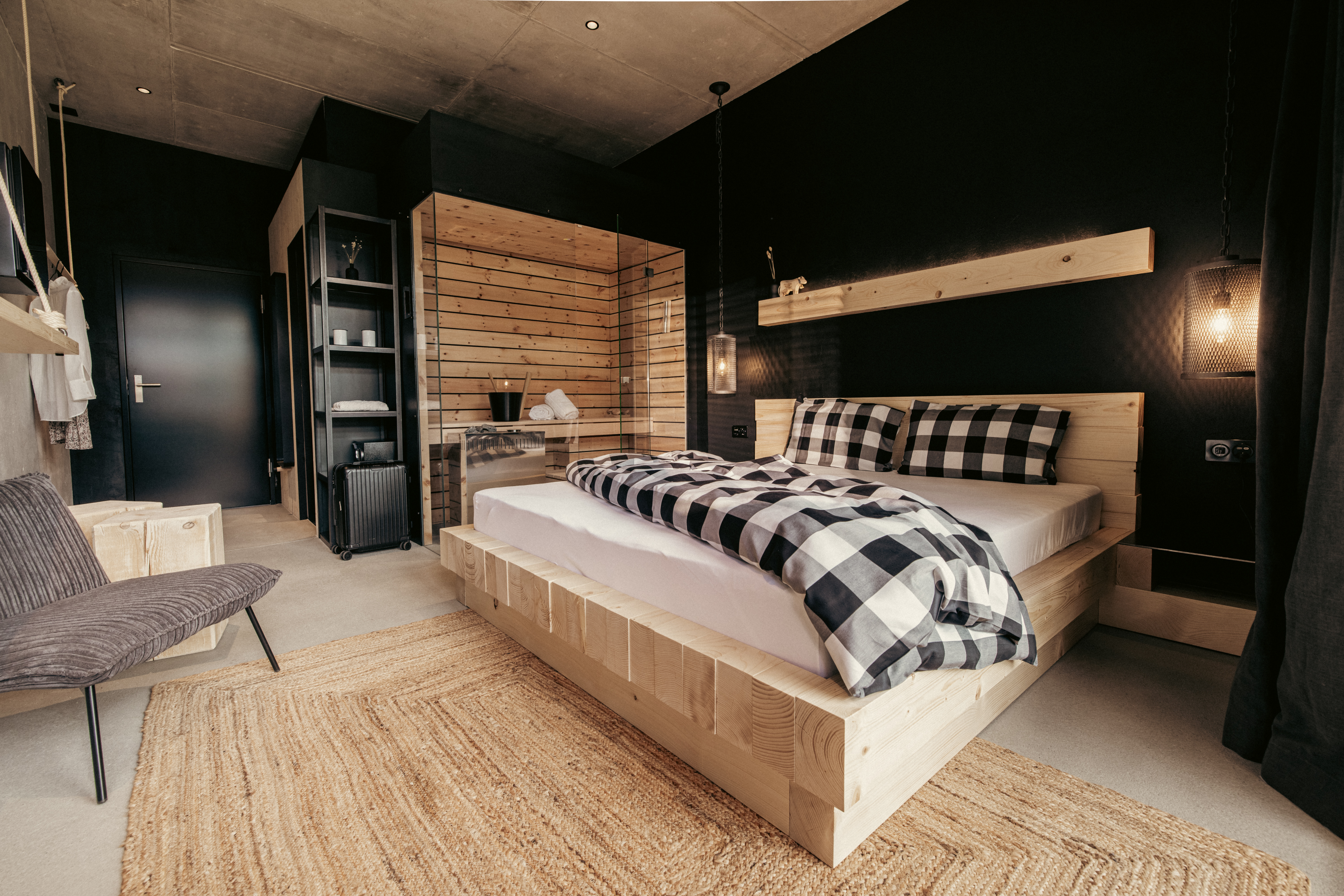 Rustikales Hotelzimmer mit grossem Bett und eingebauter Sauna